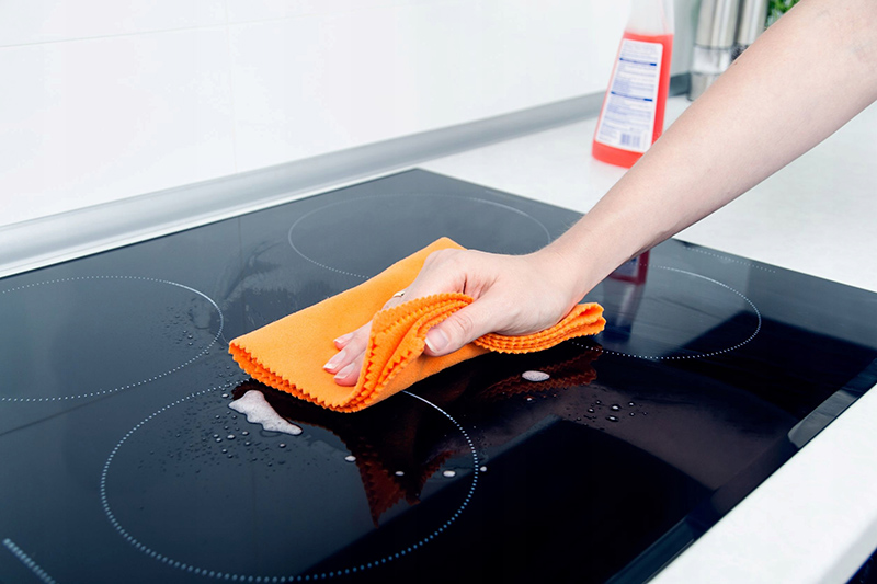 Lau mặt bếp từ thường xuyên