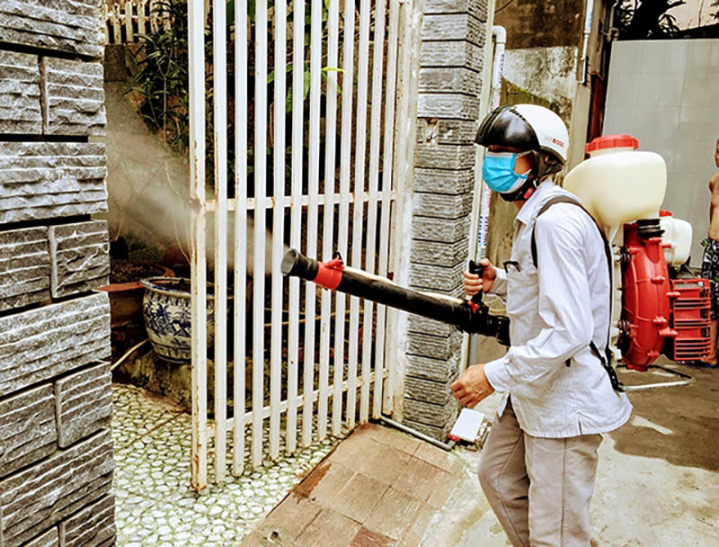 Sử dụng bình xịt khử trùng