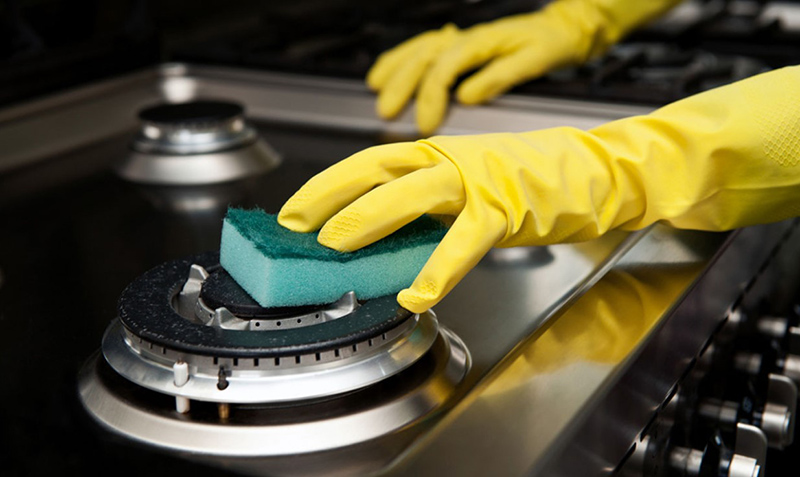 Sử dụng một chất tẩy rửa nhẹ cho vùng nấu chín