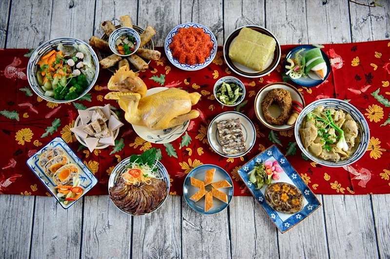 Mâm cơm đủ đầy ngày Tết cổ truyền
