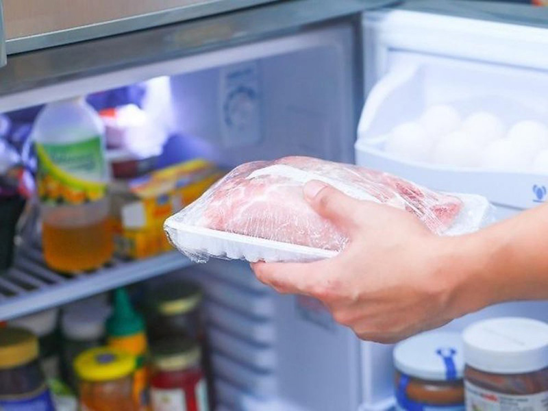 Thịt để trong tủ lạnh cần được rã đông