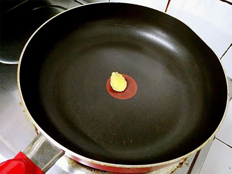 Mẹo dùng gừng làm chảo bớt dính