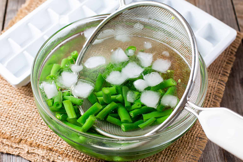 Ngâm đỗ luộc trong đá lạnh để tăng độ giòn