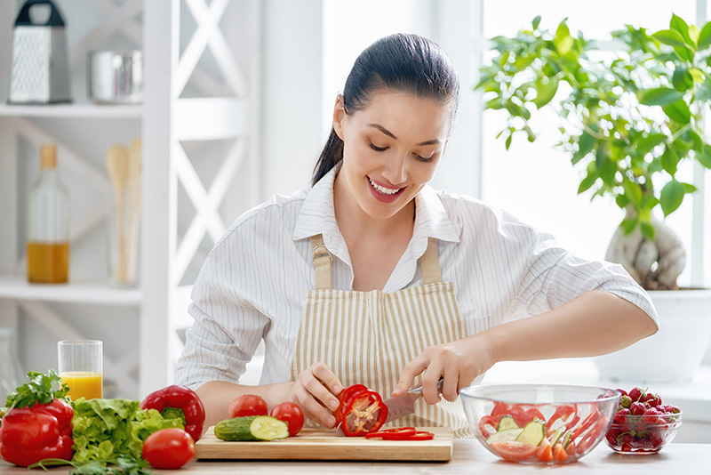 Phụ nữ vào bếp nấu nướng vun vén tình cảm gia đình