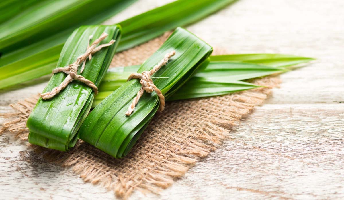 Vò nát lá dứa và để ở khu vực xuất hiện nhiều côn trùng