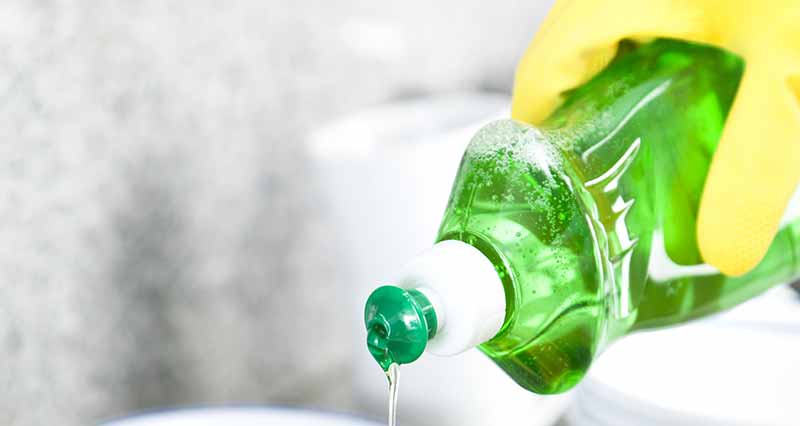 ve-sinh-guong-bang-nuoc-rua-chen